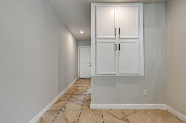 Building Photo - 8725 Victorian Village Dr