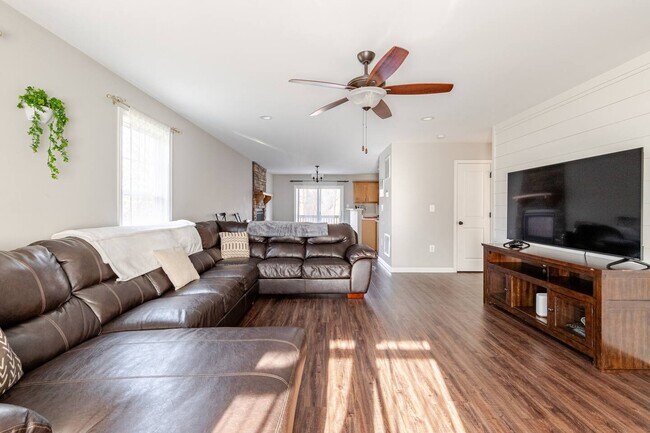 Building Photo - 301 Rollason Dr