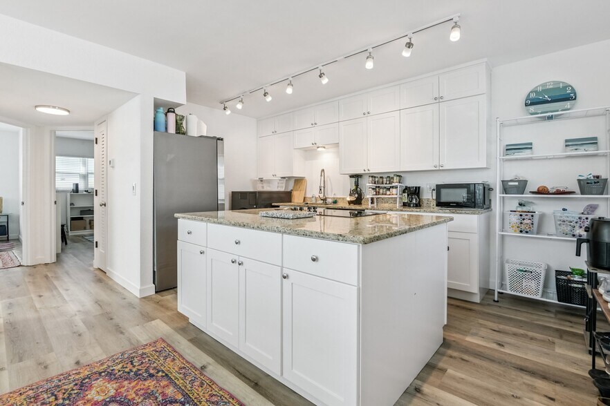 Building Photo - 2308 1st St