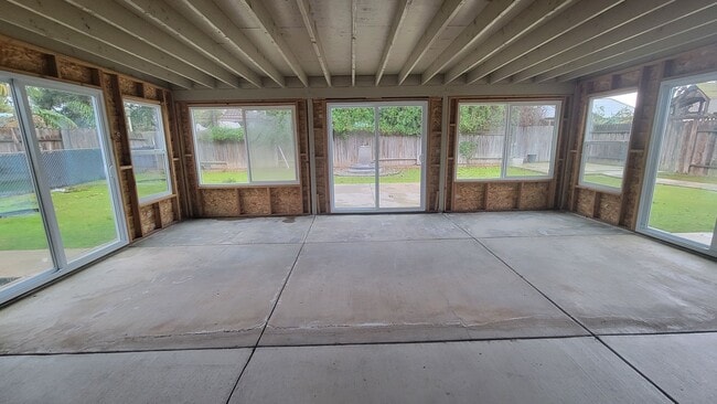 Building Photo - 10919 Golden Valley Dr