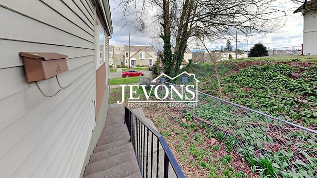 Building Photo - Charming duplex in a walkable location near the University of Puget Sound