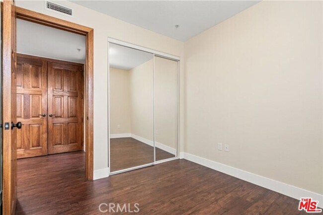 Building Photo - 1401 S St Andrews Pl