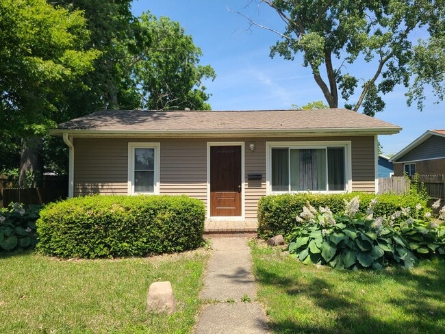Primary Photo - Furnished 2-bedroom, 1-bathroom House in S...