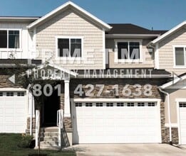 Building Photo - Luxury Townhome For Rent - Four Bedrooms!!