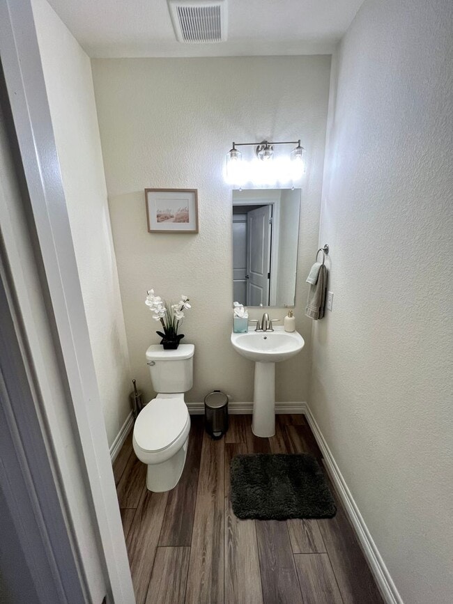 Building Photo - Almost New 3BD 2.5Bath Townhouse