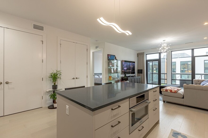 Building Photo - 1701 W Webster Ave