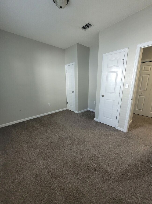 Building Photo - Newly renovated Three Bedroom Townhouse