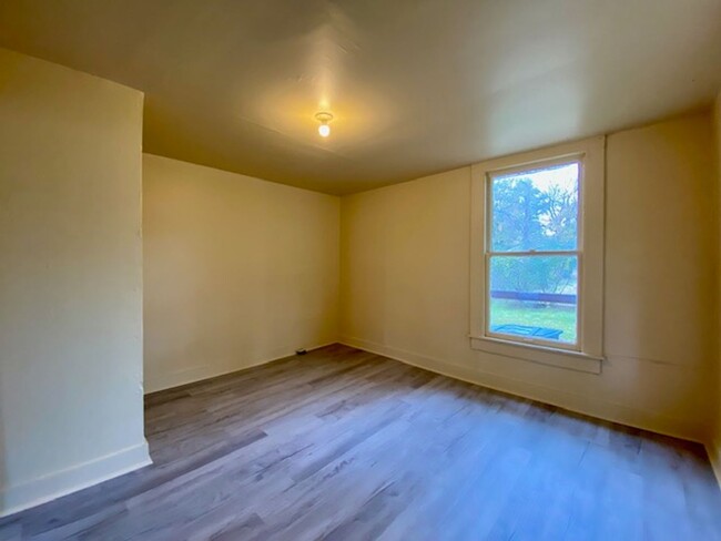 Building Photo - Remodeled 1 Bedroom 1 Bath House in Sunset...