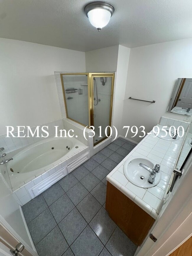 Building Photo - Spacious Townhome with Garage & Laundry in...