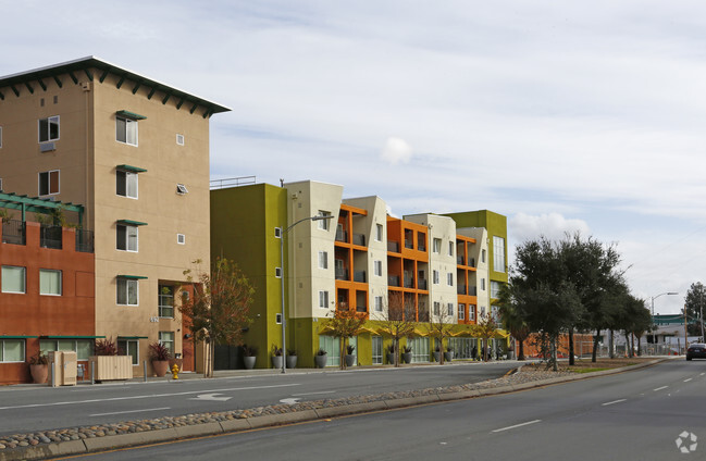 Building Photo - Kings Crossing Apartments