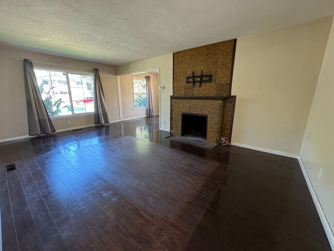 Building Photo - Charming 3-Bedroom Home with a spacious ya...