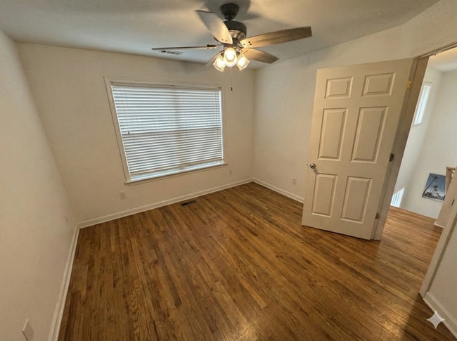 Building Photo - 4 Bedroom Downtown Beauty!