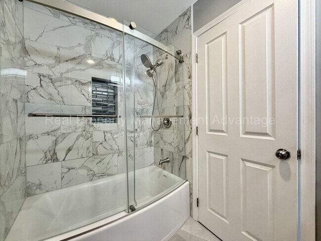 Building Photo - Rare and Modern Downtown Southfield Condo with 3 Beds, 2.5 Baths + 2-Car Garage