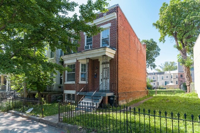 Primary Photo - Spacious 6BR/1.5BA Row home