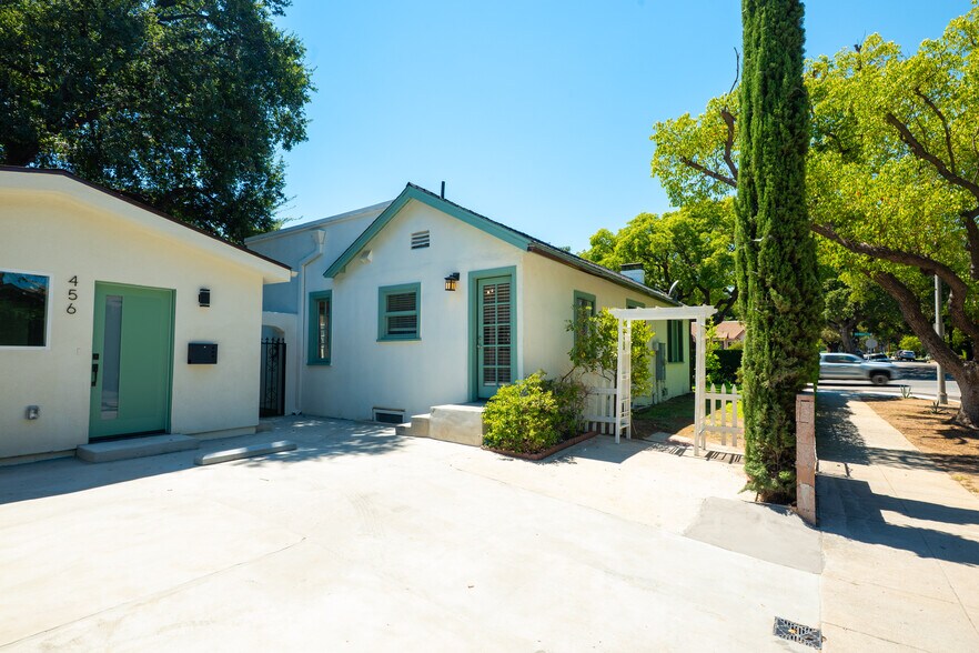 Building Photo - 1726 N Los Robles Ave