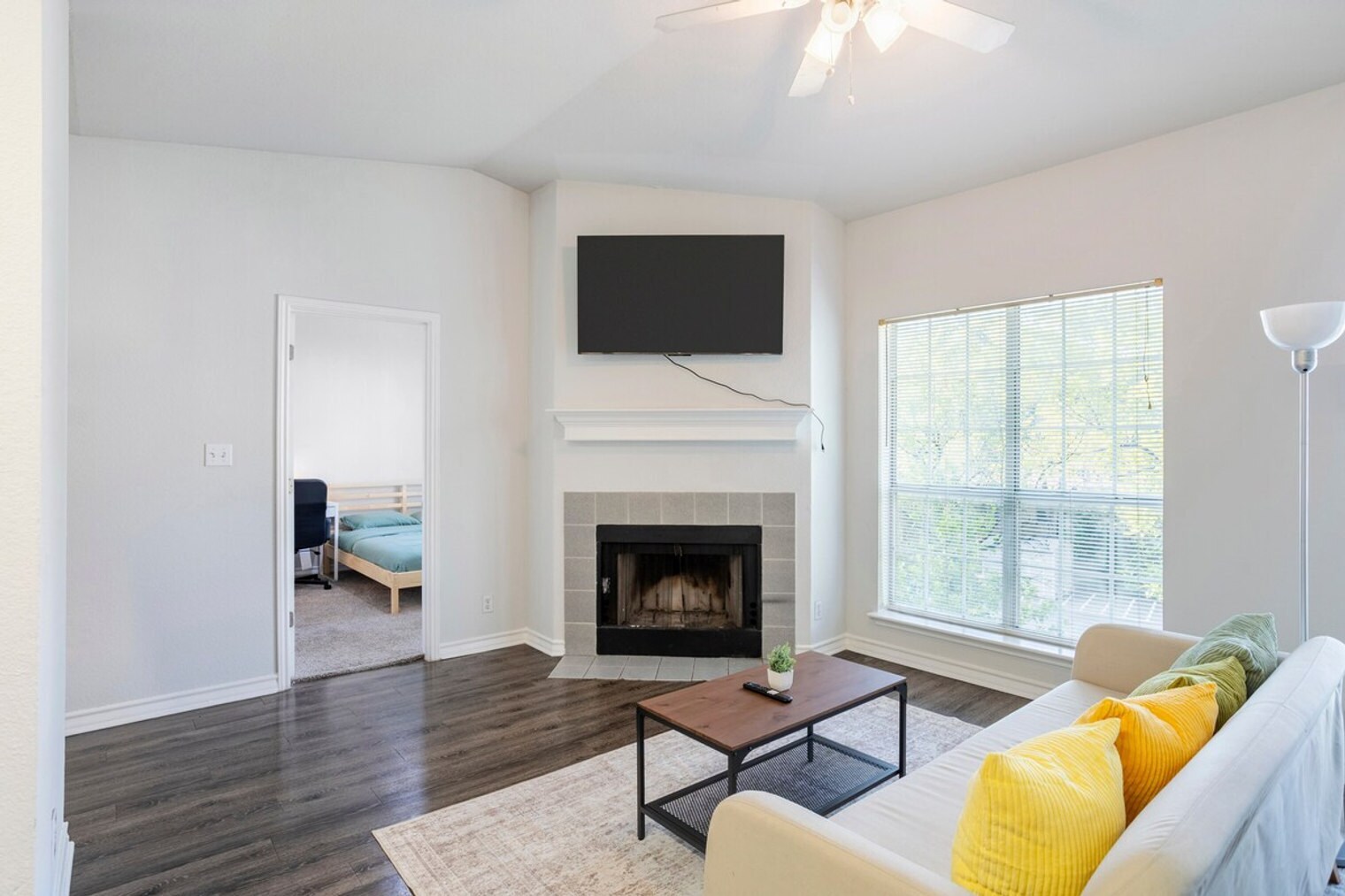 Building Photo - 1005 W 23rd St