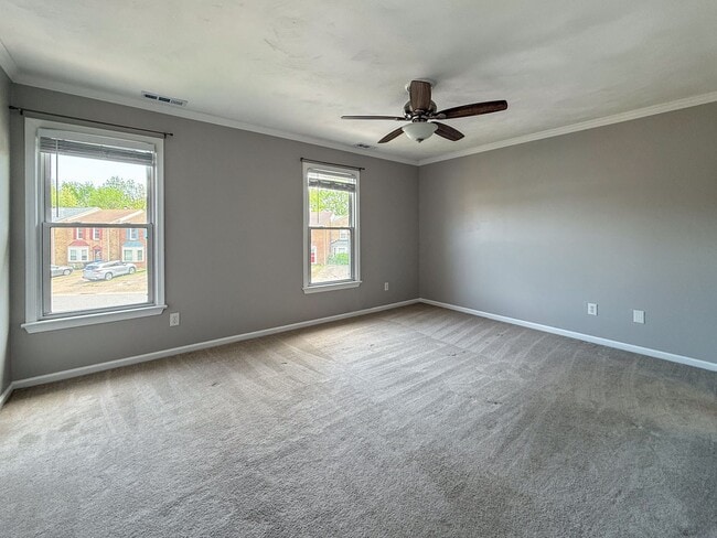 Building Photo - Double En-Suite Townhome