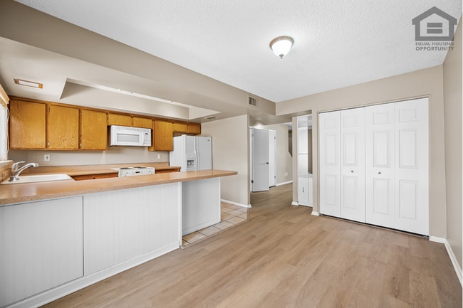 Building Photo - 2Bed/1.5Bath Townhome at 15th Ave/Camelback! Ready for Immediate Move-In!