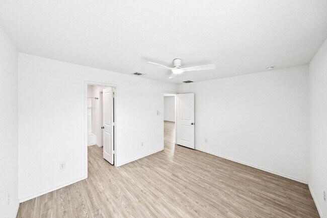 Building Photo - UP TO 1 MONTH FREE RENT!!! No Stairs, No Carpet, No Compromises.