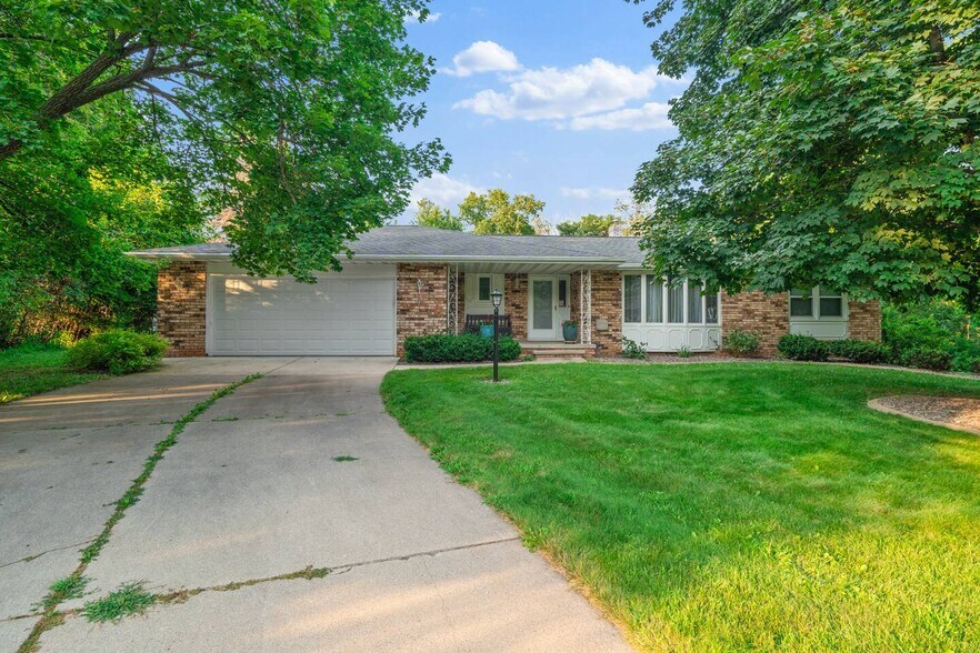 Building Photo - 1212 Circle Dr