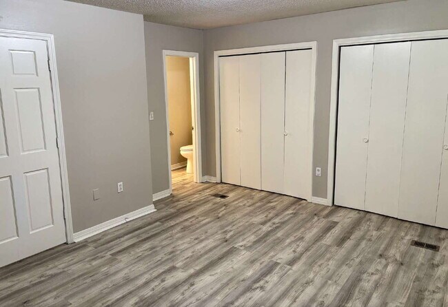 Building Photo - "Charming 3-Bedroom Townhouse in Fort Walt...