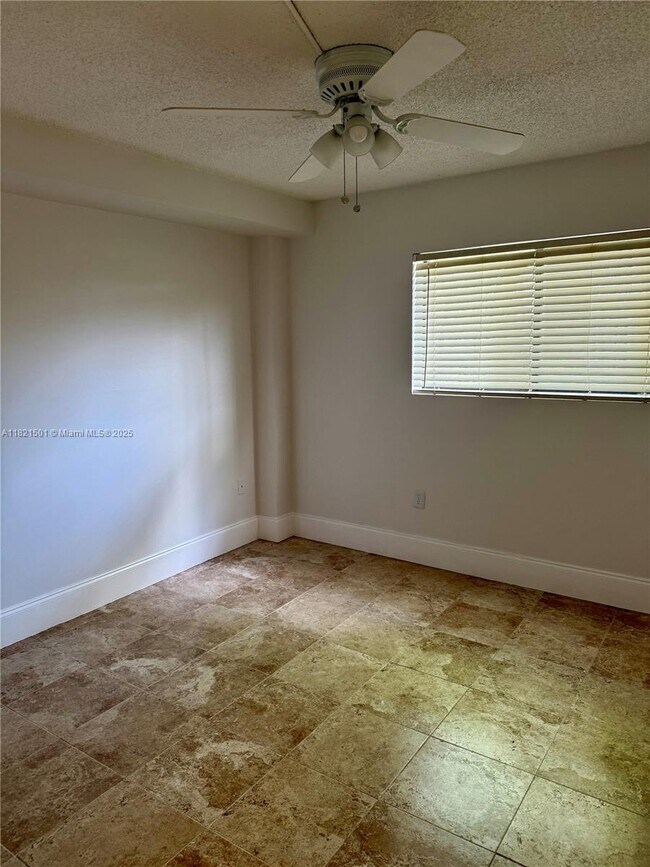 Building Photo - 350 Palm Cir W