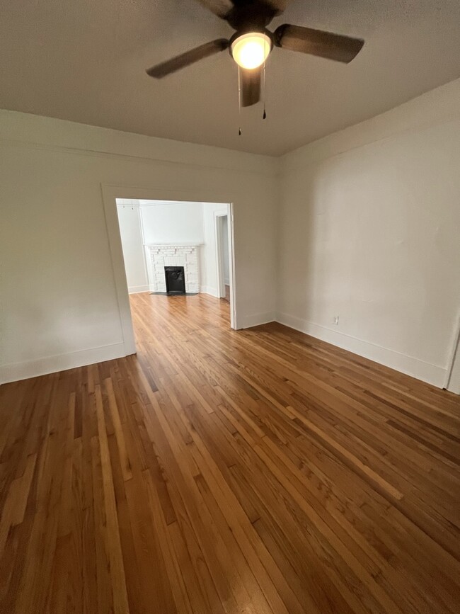 Dining room - 720 E 35th St