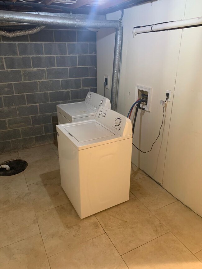 Building Photo - Spacious 2-Bedroom Townhome – Newly Renova...