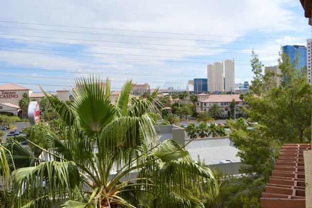 Building Photo - Meridian 1 Bed | 1 Bath Top-Floor Unit with Great City Views.Newly Upgraded with Laminate Floorin...