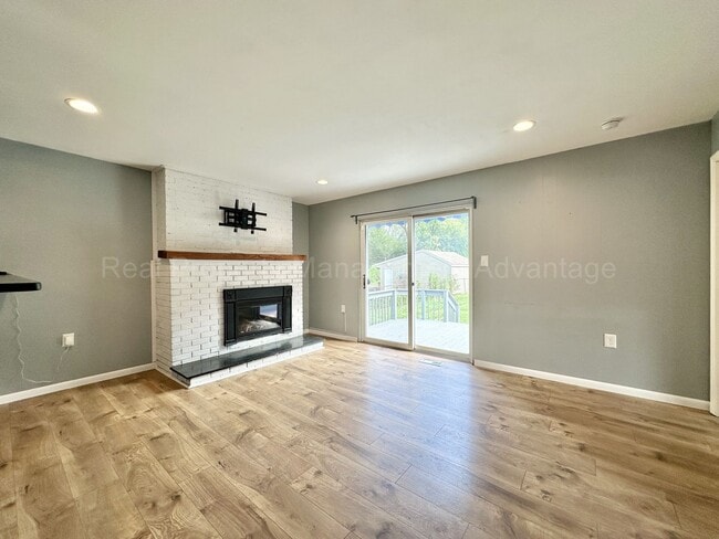 Building Photo - Spacious 4-Bedroom, 2-Bath Home in Clawson – Minutes from Downtown!