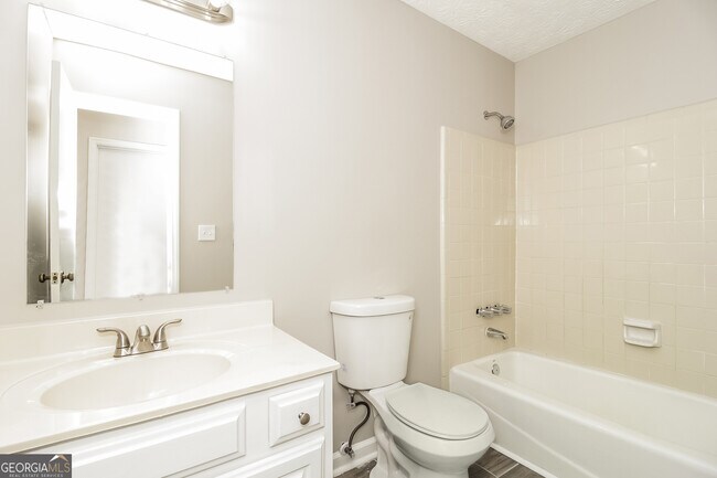 Building Photo - 587 Farmbrook Trail NE