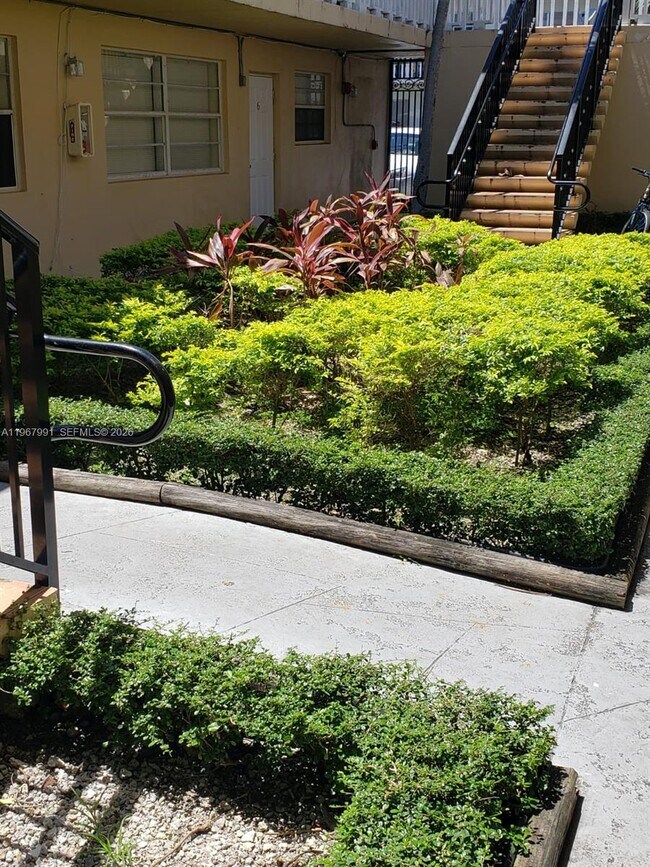 Building Photo - 2121 NE 168th St