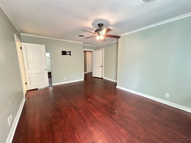 Building Photo - Spacious 2 Bedroom