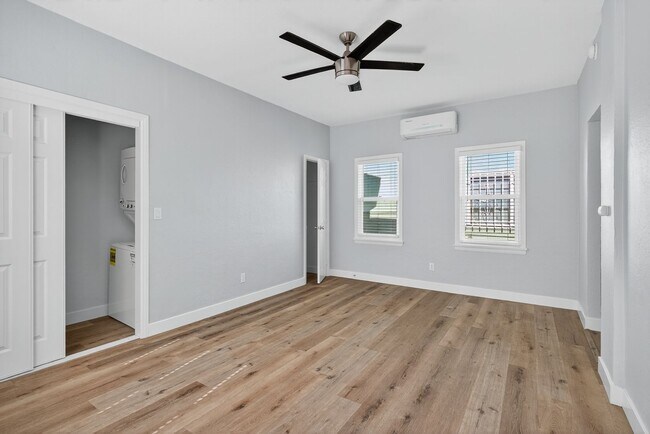 Interior Photo - 1711 E Appleton St