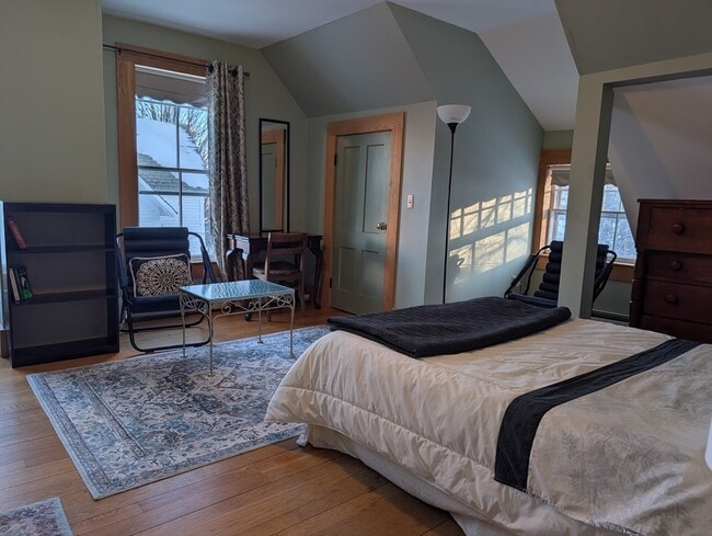 Building Photo - 527 Main St