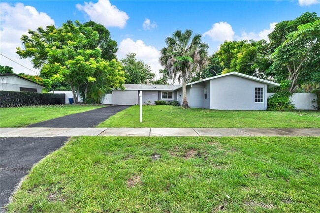 Primary Photo - 15831 Palmetto Club Dr