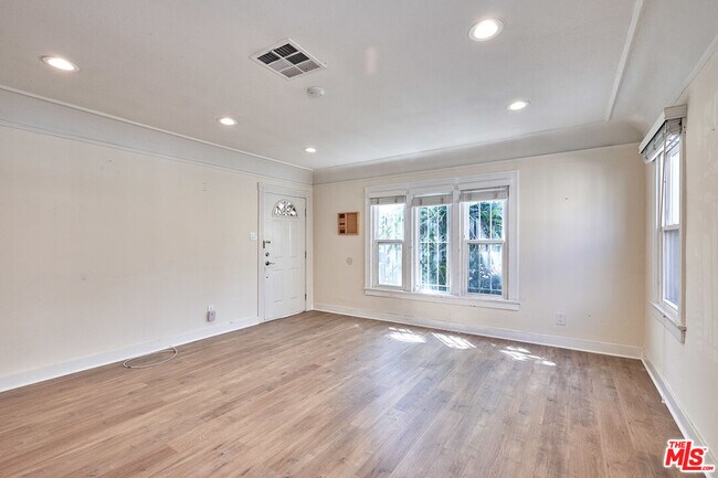 Building Photo - 942 S Lucerne Blvd
