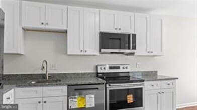 Building Photo - RENOVATED TOWNHOUSE WITH 3 BEDROOMS AND 1.5 BATHS, FENCED BACKYARD