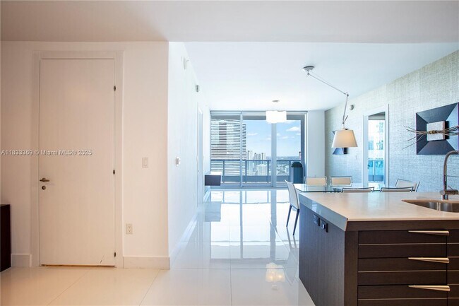 Building Photo - 200 Biscayne Blvd Way