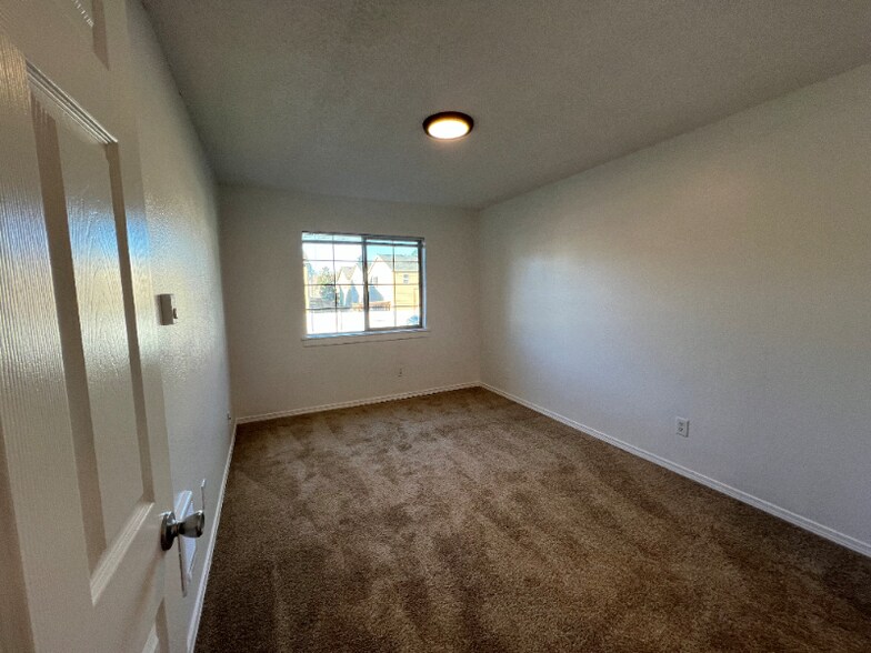 Building Photo - 17250 SW Heritage Ct