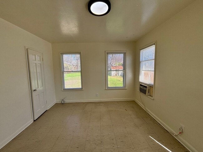 Building Photo - 1 Bedroom Home with Large Backyard on North Loop!