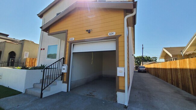 Building Photo - 812 E 76th Pl