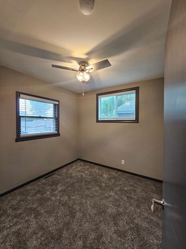 Building Photo - Spacious and Renovated 3 Bedroom Home