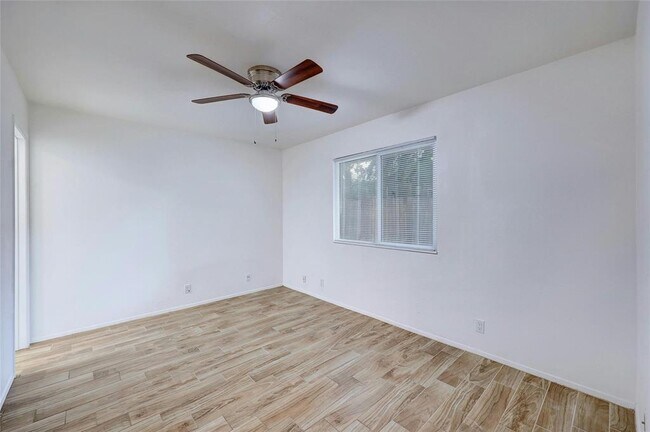 Building Photo - 703 Country Aire Dr
