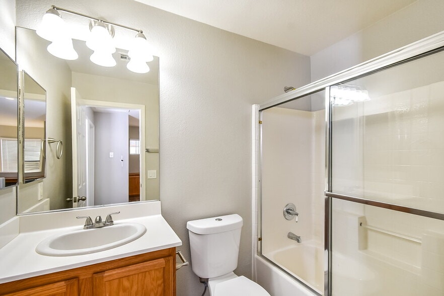 Building Photo - 5720 Athinas St