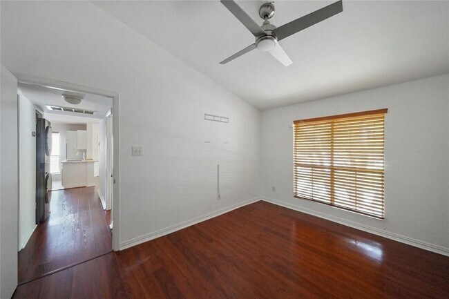 Building Photo - 3900 Woodchase Dr