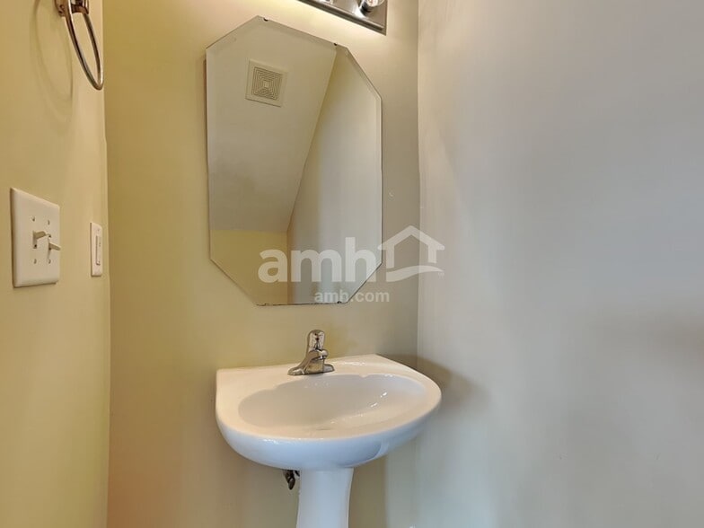 Building Photo - 256 Neal Ave