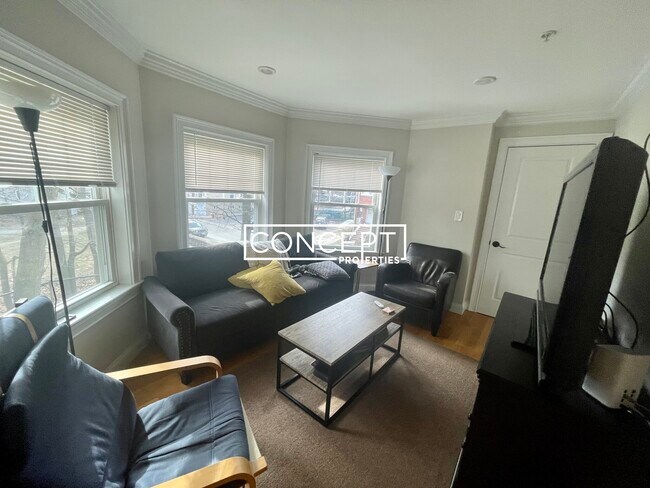 Building Photo - 64 Gordon St