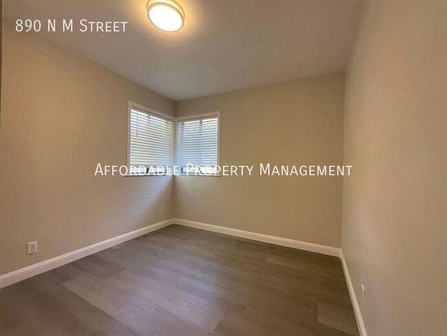 Building Photo - 890 N M St