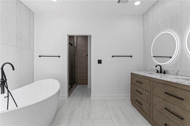 Building Photo - 1249 McLendon Dr